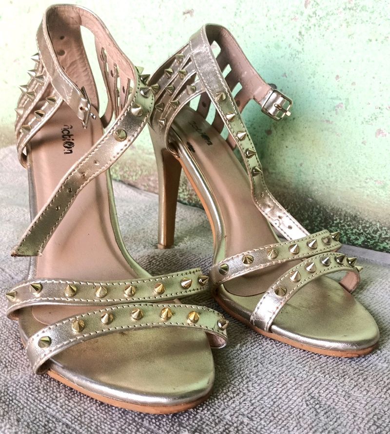 I am Selling Heel