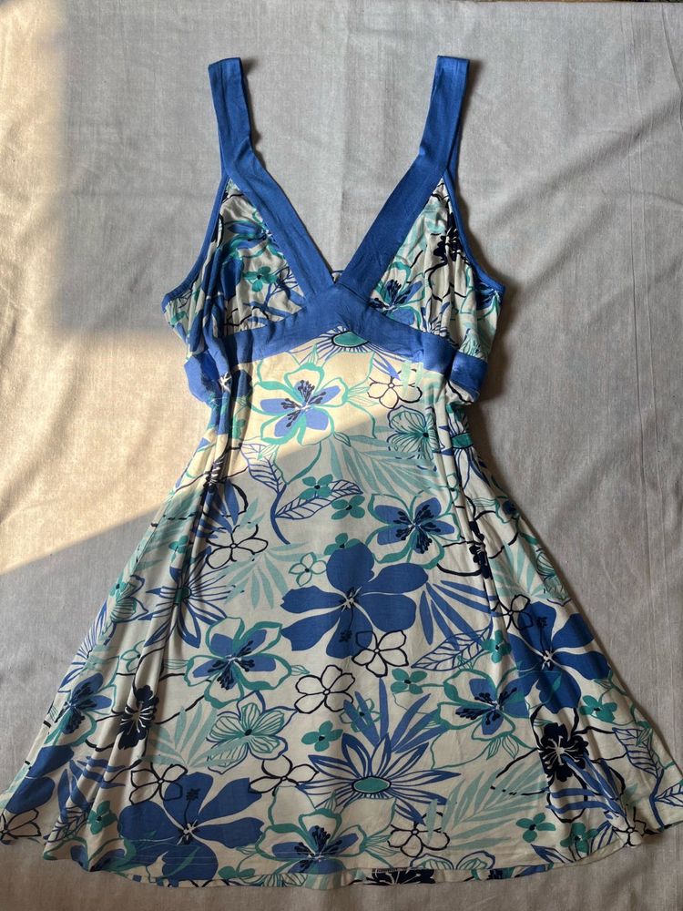 V-neck Blue And White Floral Print Dress