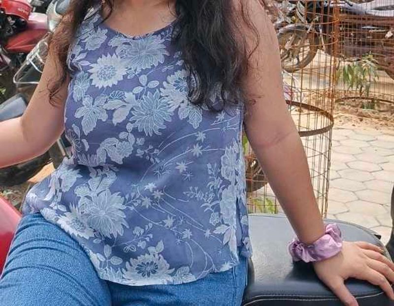 Floral Print Sleeveless Top