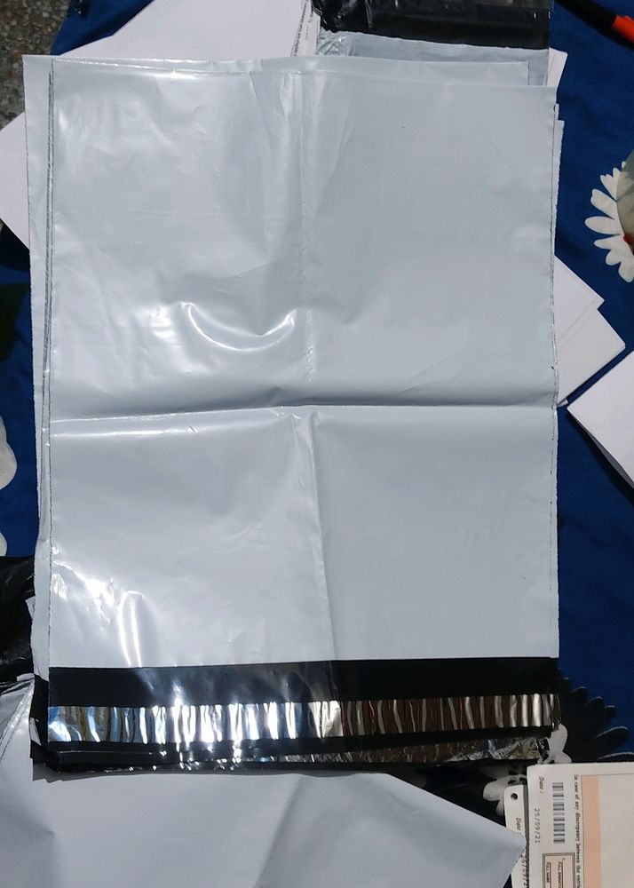 15 Courier Begs And  Labels