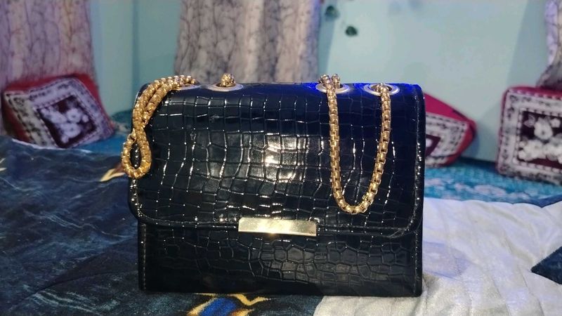 Chic Black Croc Embossed Chain Bag
