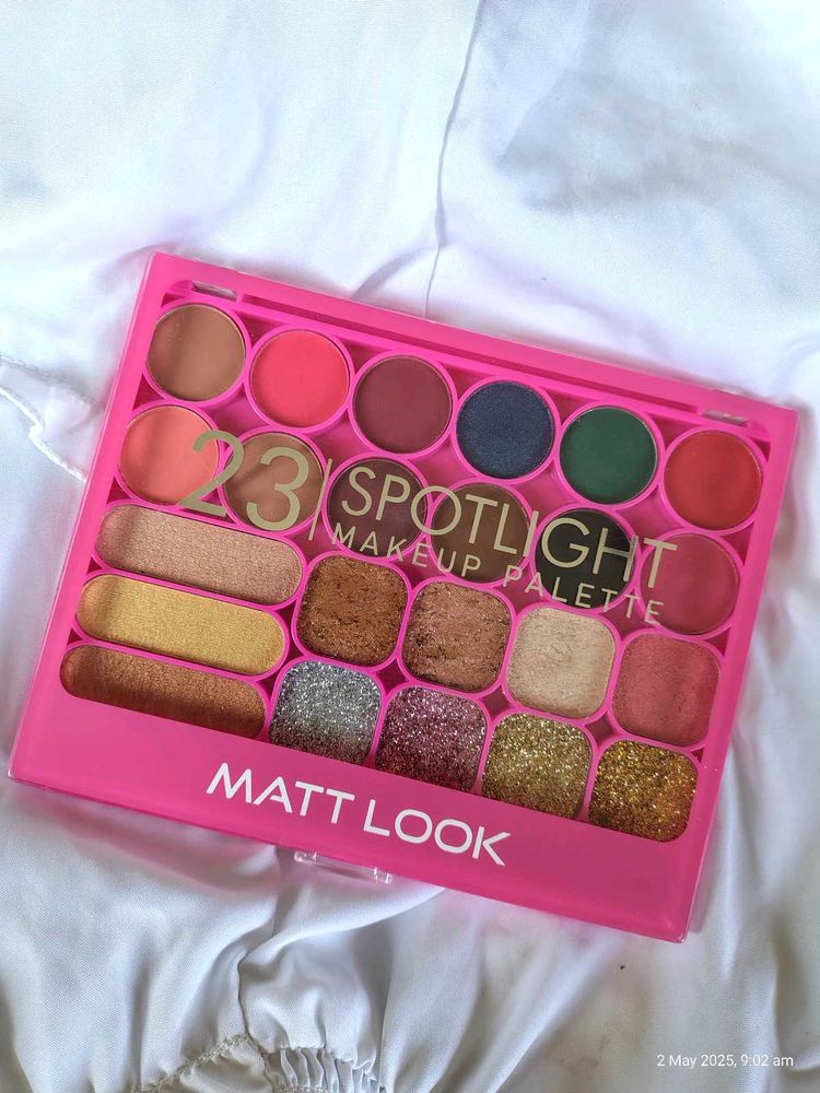 23 Spotlight Makeup Palette