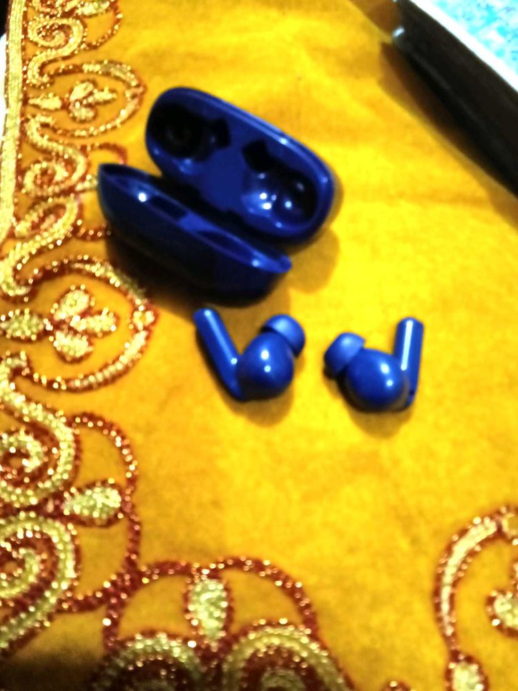 These are my new boat earphones.