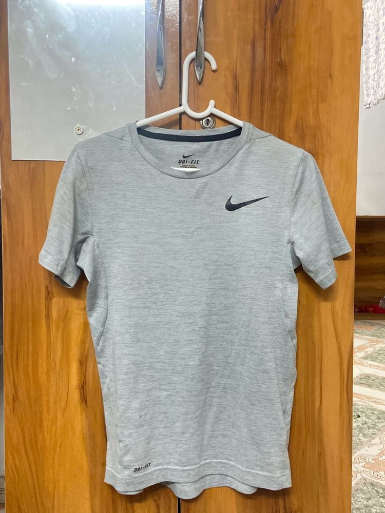 Nike Dri-FIT Gray T-Shirt - Size M