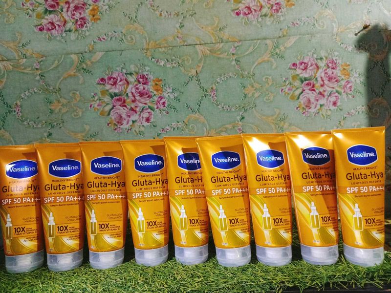 GLUTA HYA VASELINE SUNSCREEN