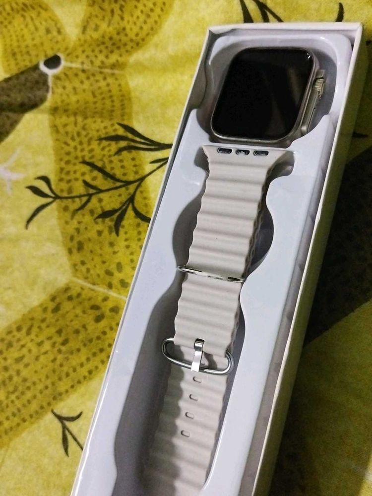 Smartwatch with Silicone Band