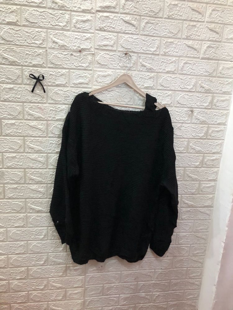 Chic Black Off-Shoulder Sweater🕸️🕷️🎗️