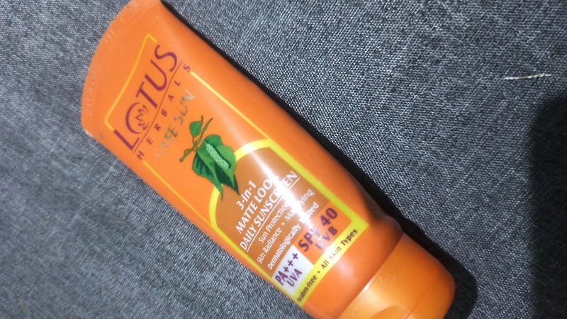 LOTUS herbal SAFE SUN