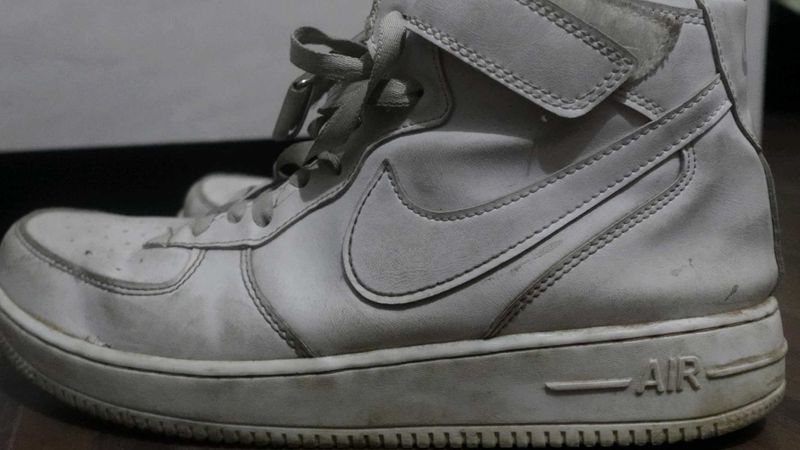 Nike Sneakers | Aura 🔥| Small  DEFECT Repairable