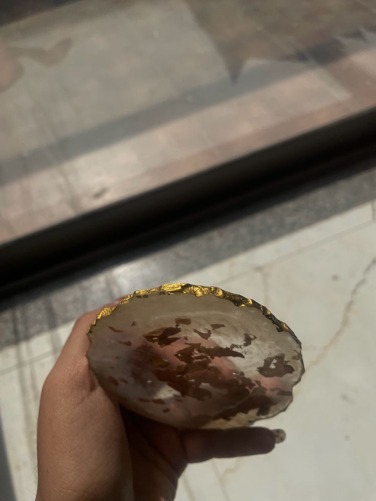 resin coaster with gold flakes in it