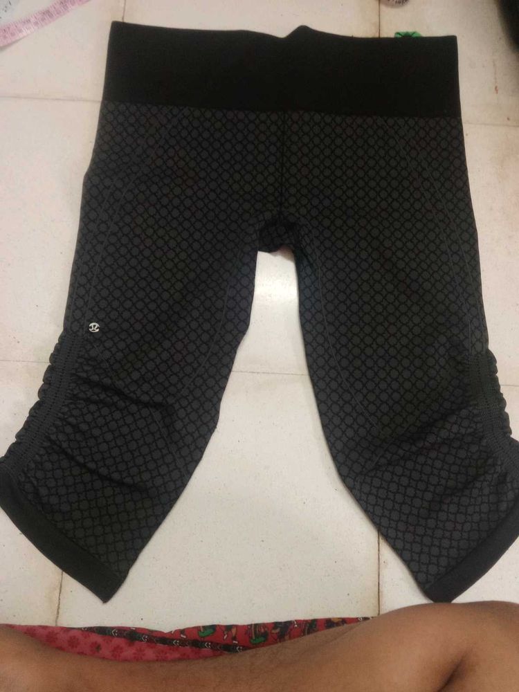 Patterned Capri Leggings