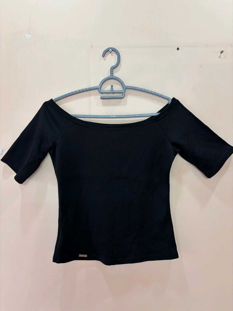 Black Down Shoulder Crop T-shirt