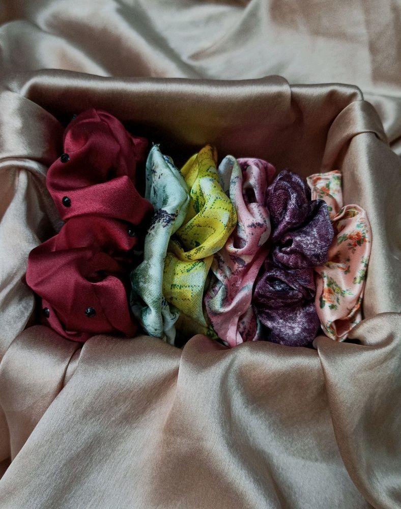 1 Hand Scrunchie And 5 Hair Scrunchies Combo