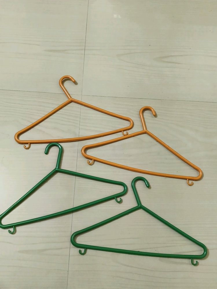 Pack Of 4 Plastic Hangers