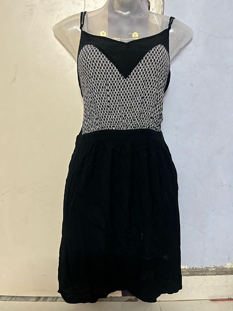 Pintrest Branded Sleeveless Black Dress With Pocke