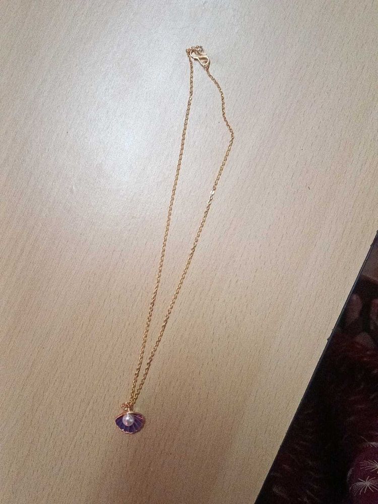Shell Pendant Necklace