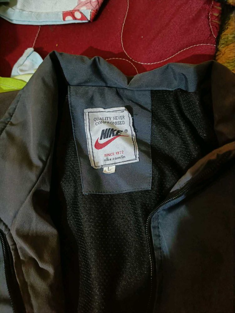 Nike Men&#39;s sports  Pullover L size