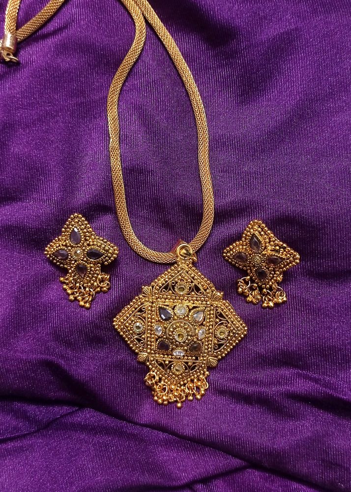 Golden Pendant Set With Chain