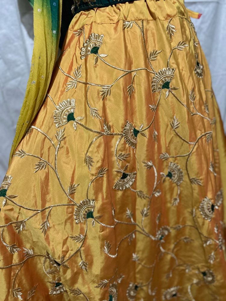 🌸Golden Embroidered Lehenga💛🥻