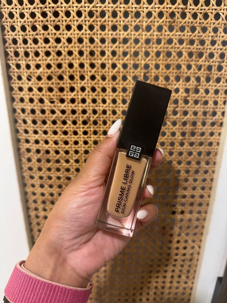 Givenchy Prisme Libre Skin Caring Glow Foundation