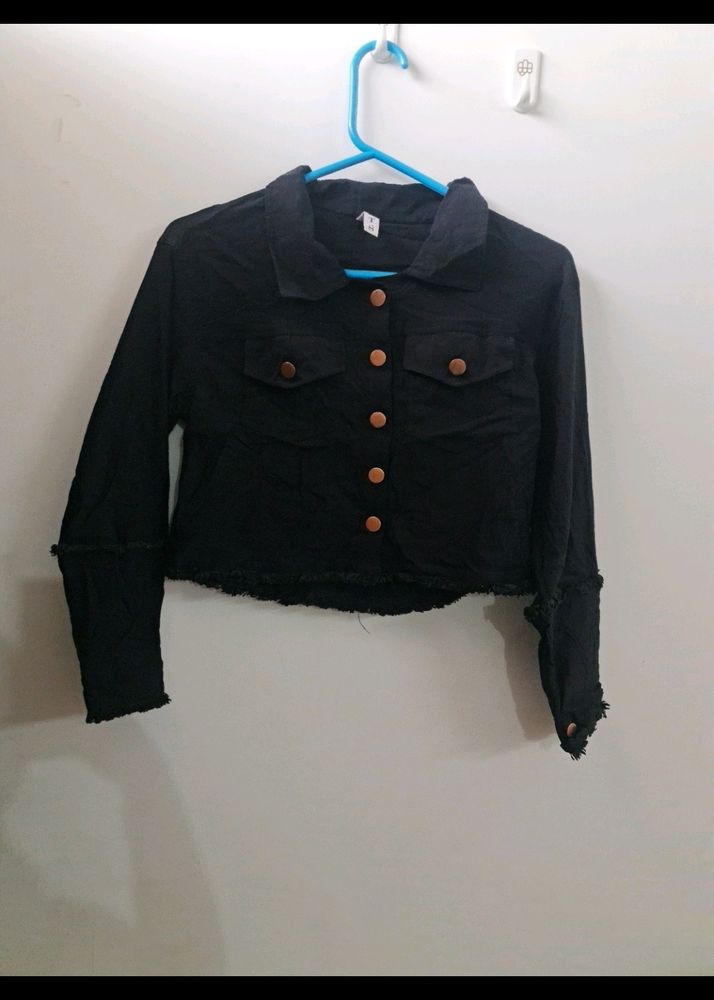 women black cropped shirt