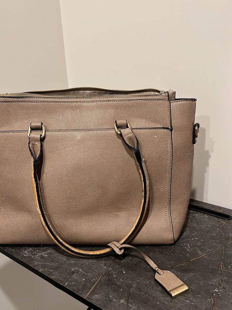 Van heusen Orginal Bag ( Straps Are Damaged)