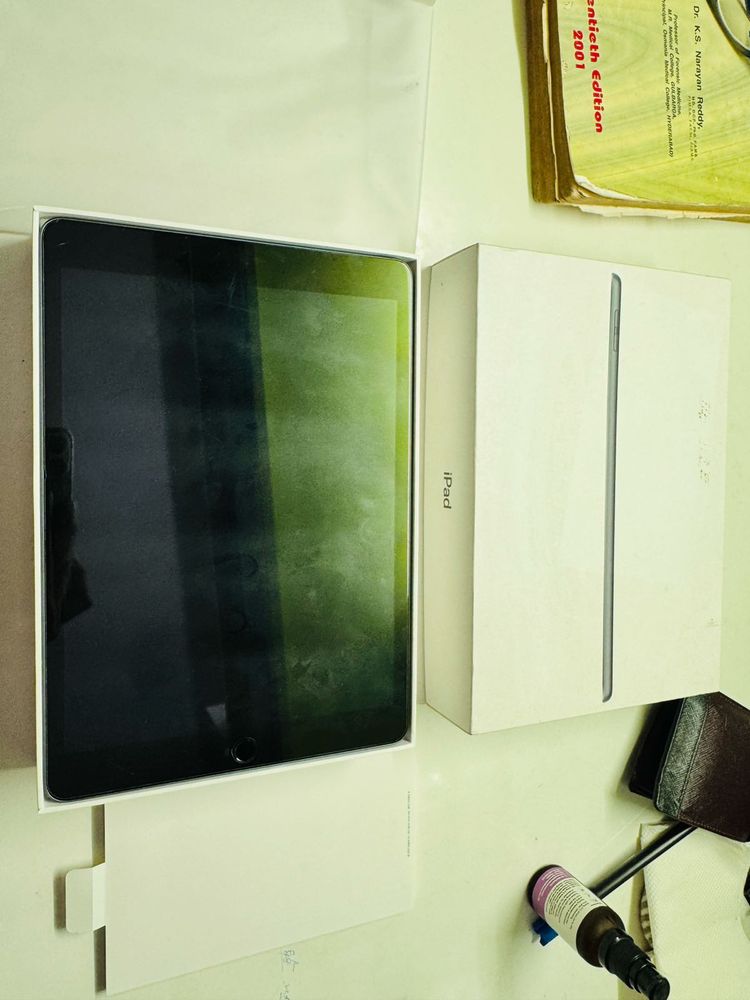 iPad 9th Gen -(64GB)- Great Condition!
