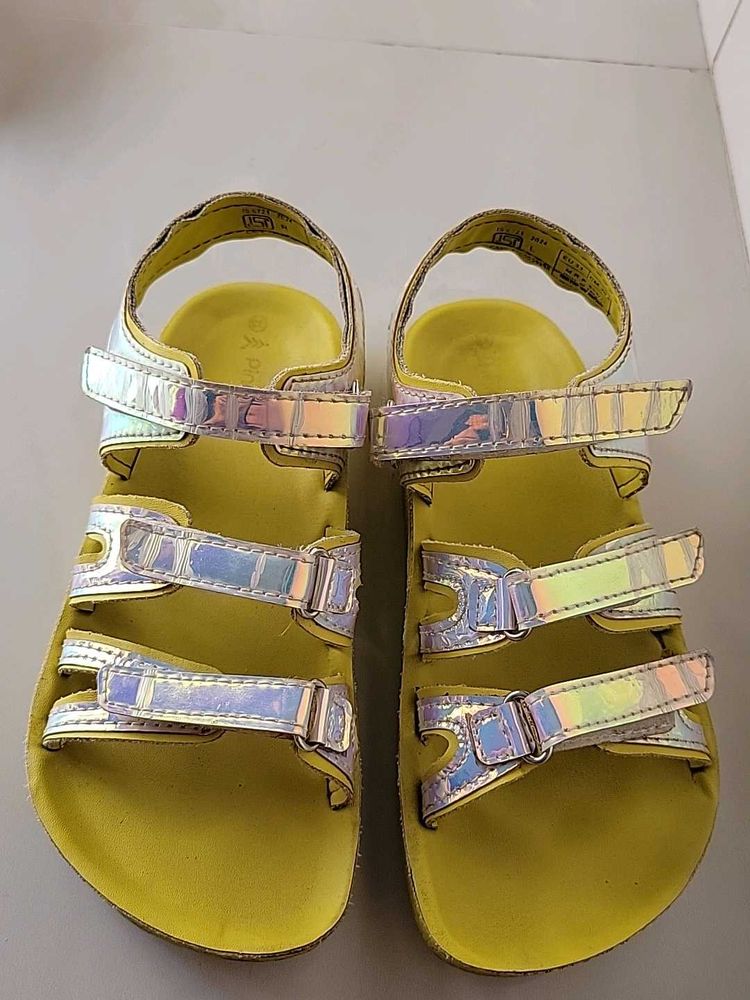 Cute girl&#39;s Sandals