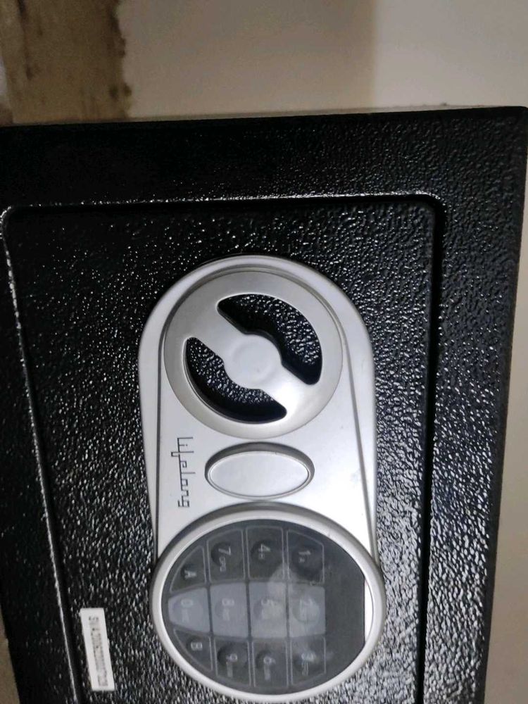 8.6 L Digital locker