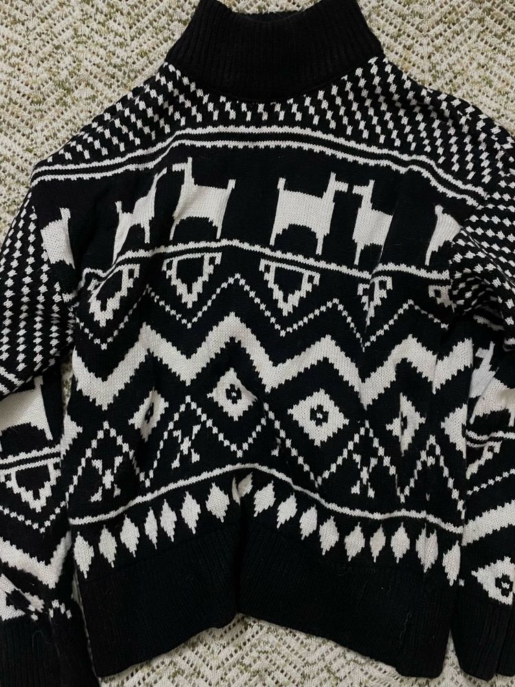 Aesthetic White &amp; Black Printed Sweater