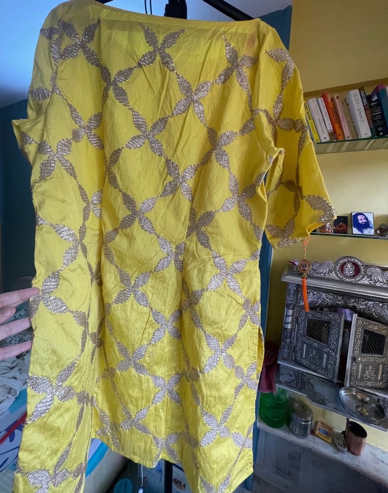 Pretty yellow designer top