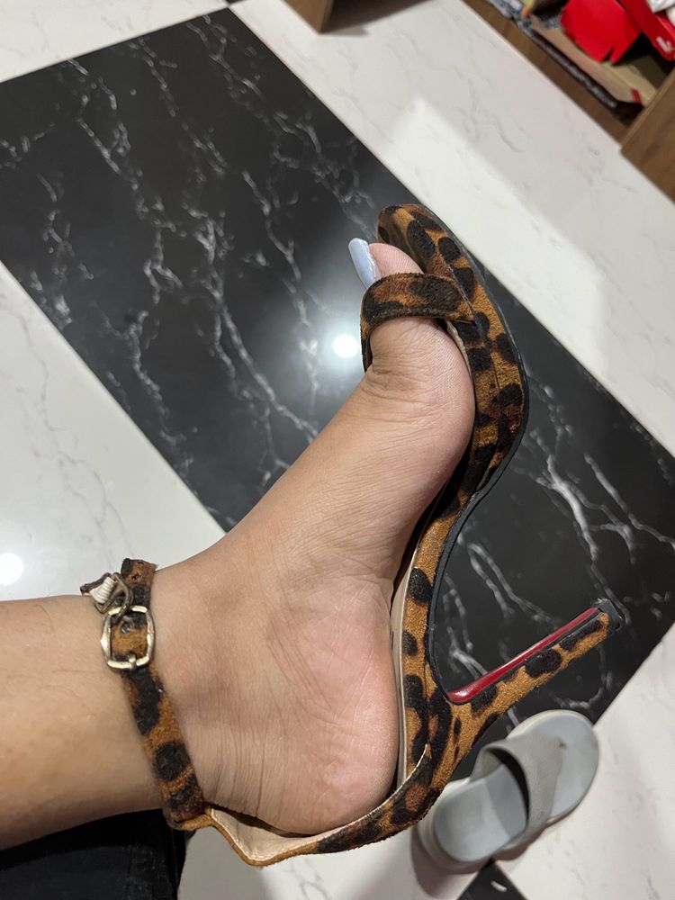 Kins Heels Very Classy It’s New