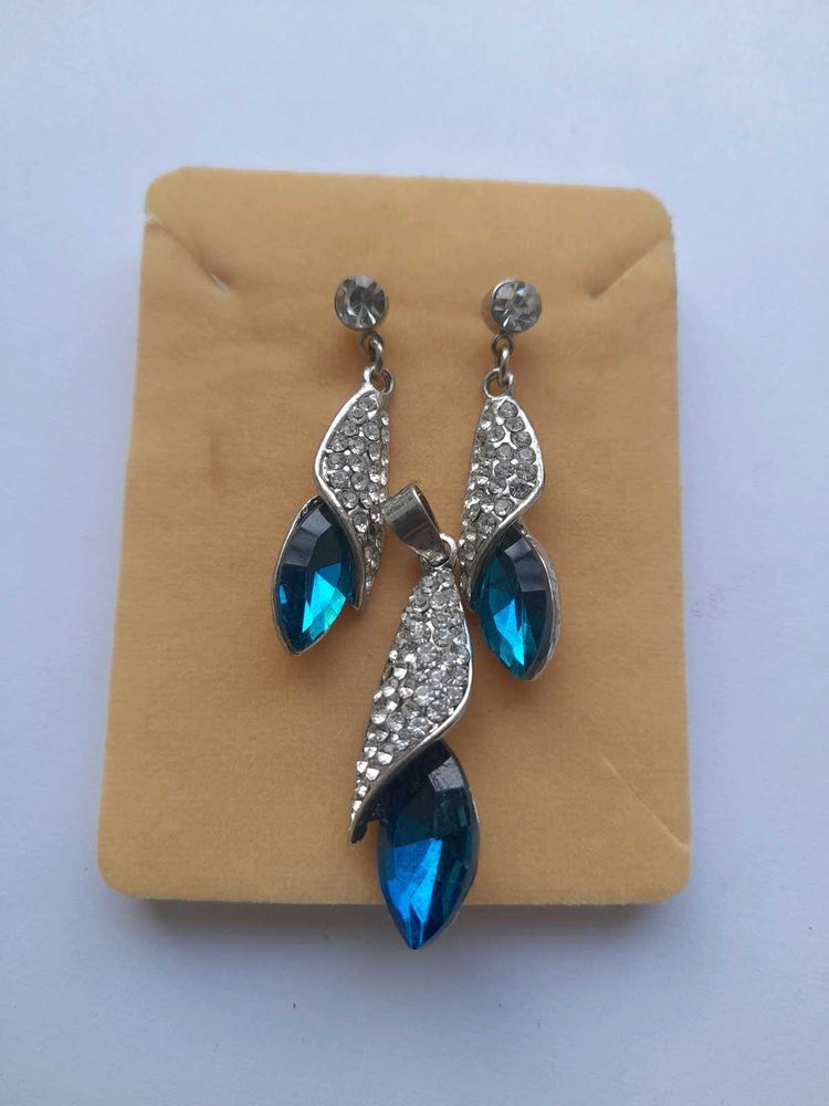 A Pair Of Western Earrings &amp; 1 Pendant Set