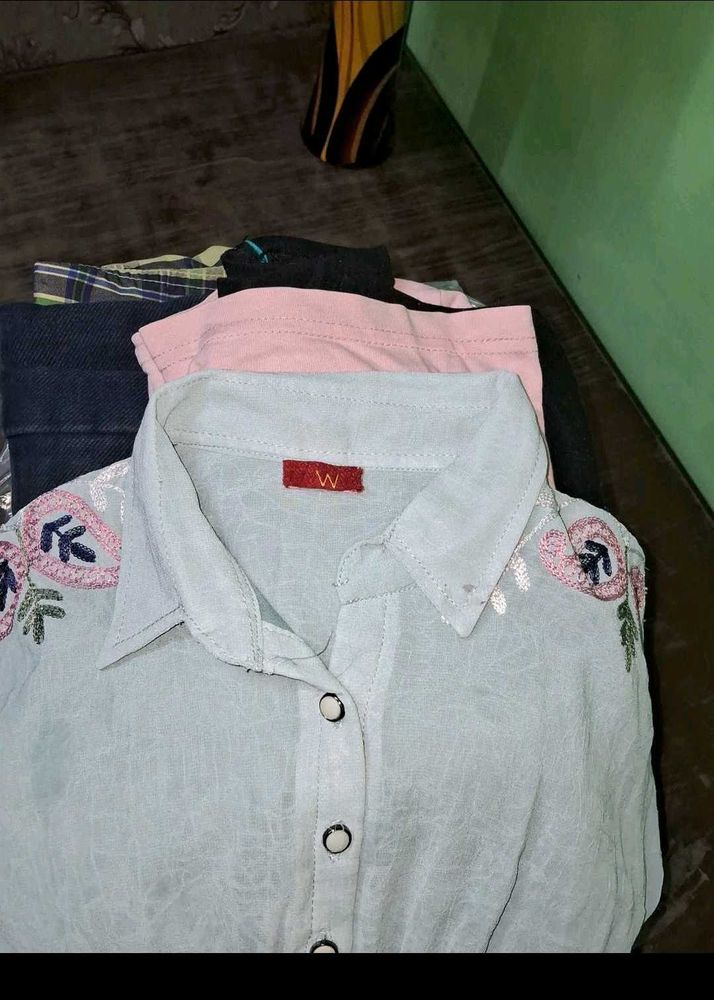 Embroidered &#39;W&#39; Top