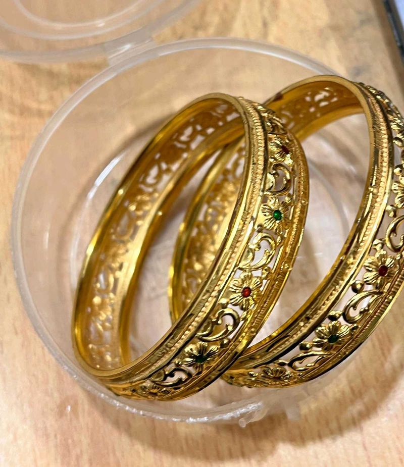 Elegant Gold-Tone Bangle Set