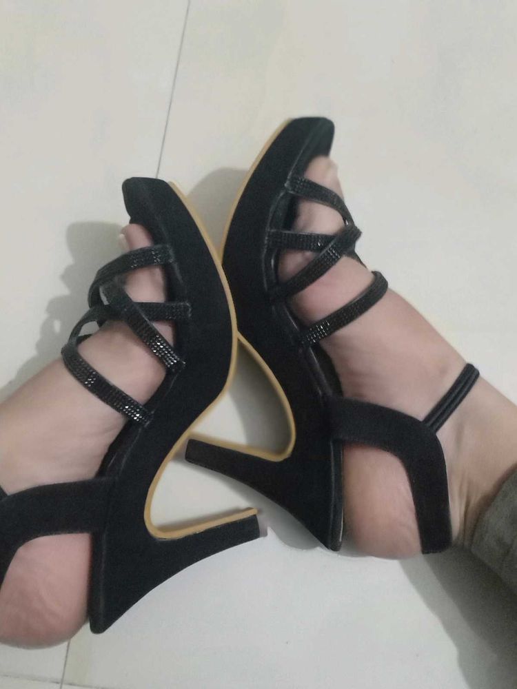A Black Velvet High Heels