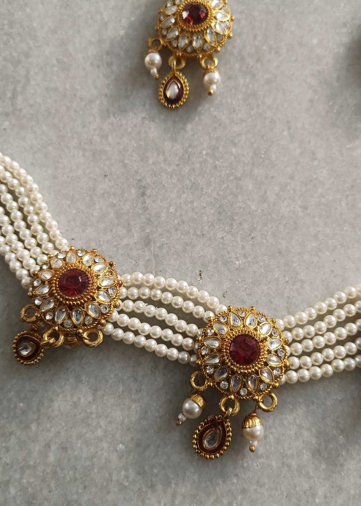 Earring with chickset