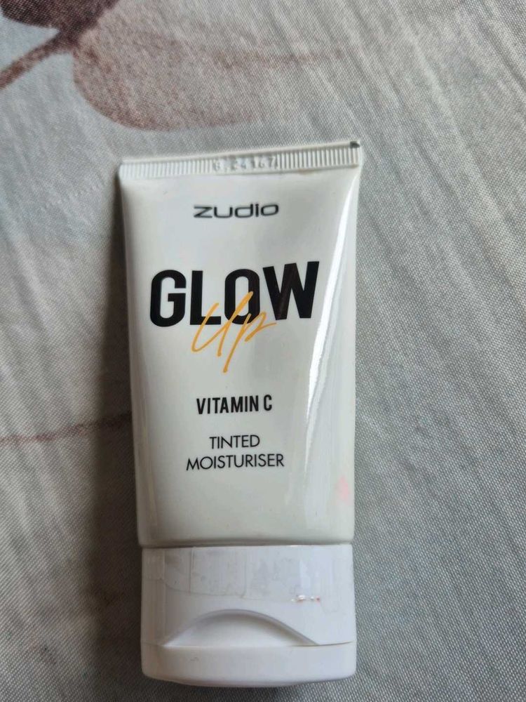 Glow Up Vitamin C TINTED MOISTURIZER