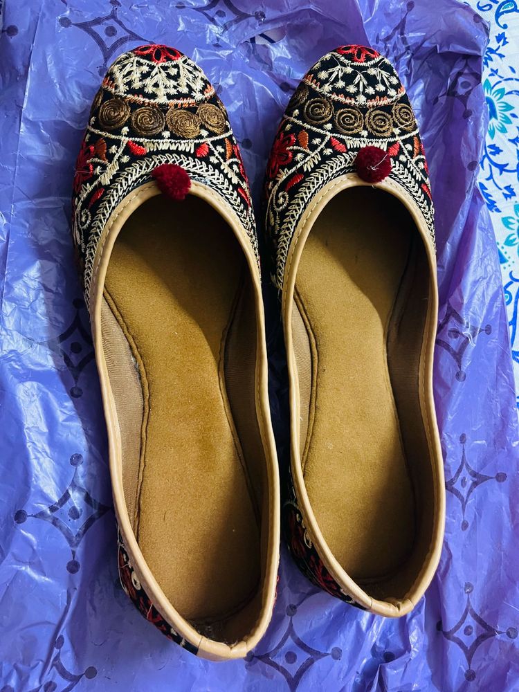 Embroidered Juttis