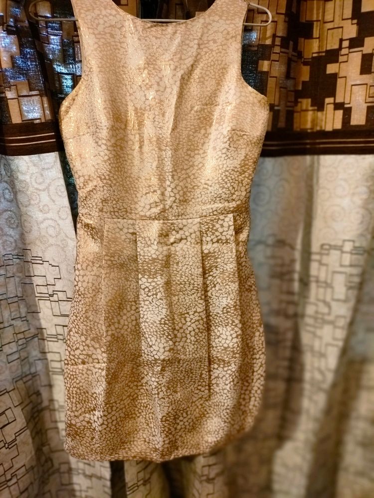 Short Dress In Golden And White Color