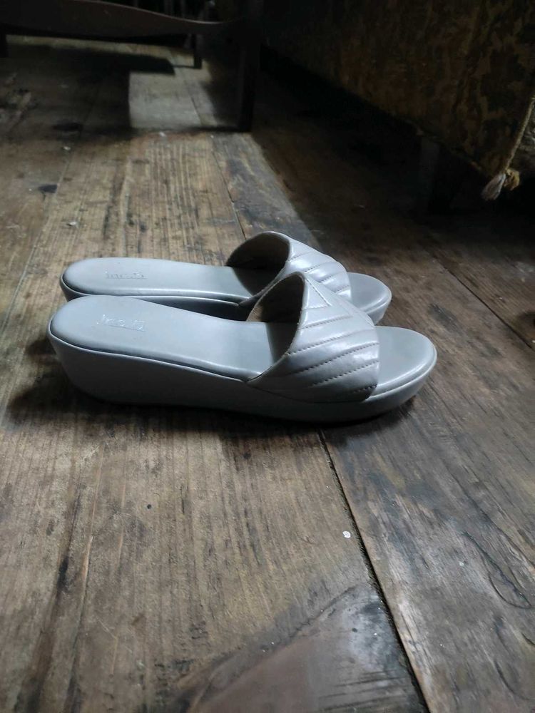 🌸Five by Inc. Gray Quilted Slides