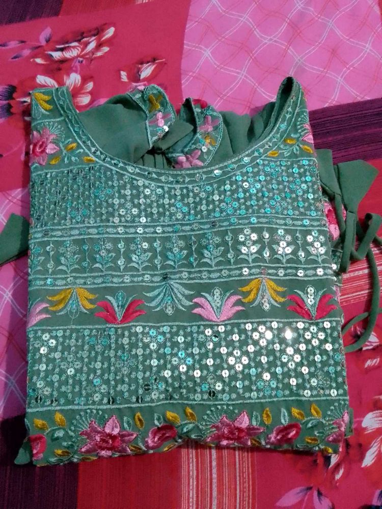 😘 Green Embroidered Naira Kurti
