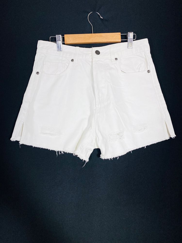 White Shorts (woman)