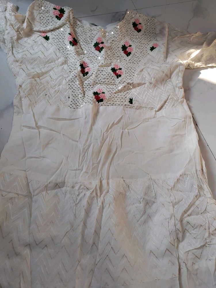 Elegant Floral Embroidered Kurta