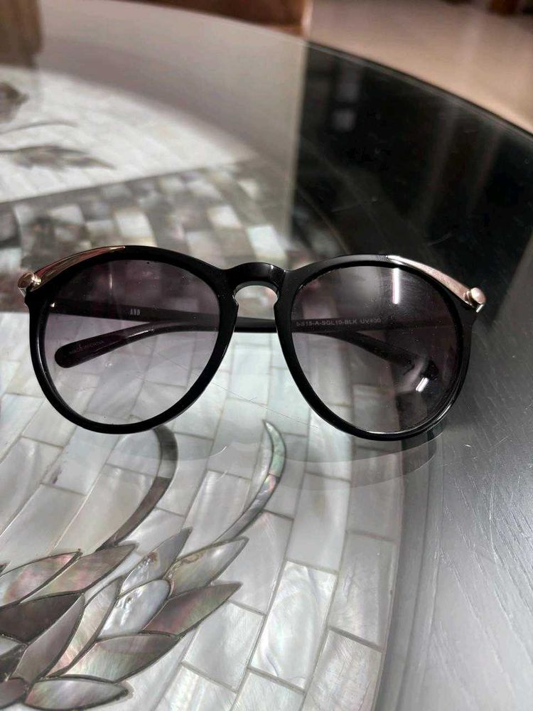 Chic Black &amp; Gold Sunglasses