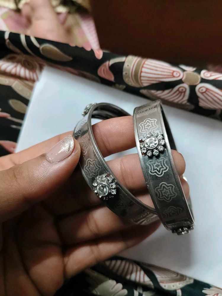 Silver Tone Bangle Set