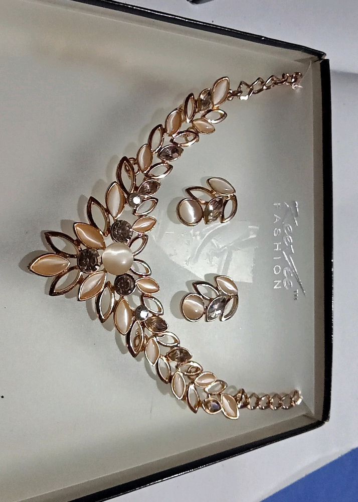 Stone Fitted Necklace