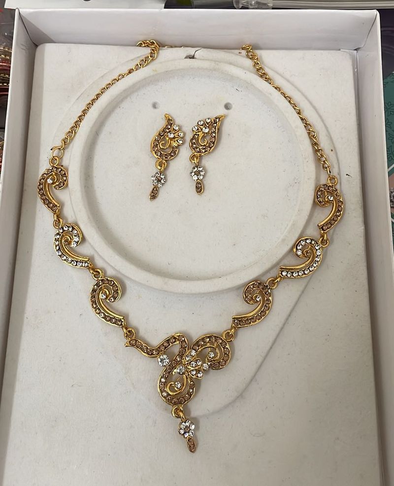 Neck Piece with earrings