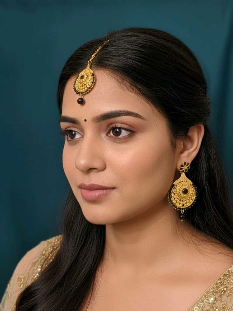 Elegant Gold-Toned Tikka &amp; Earring Set