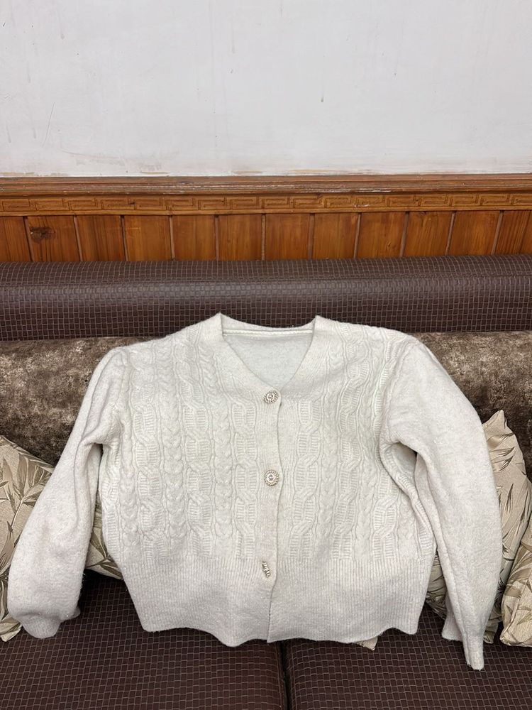 Pretty White Sweater🧥🤍💗